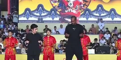 开云中国-咏春！小卡！莱昂纳德中国行学习咏春 非常认真有模有样